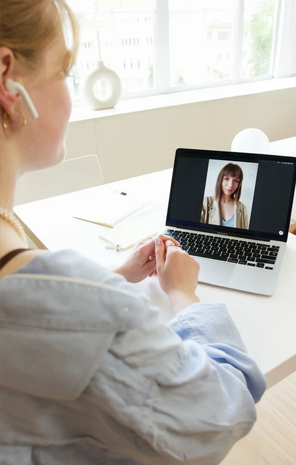 Osoba podczas sesji online z terapeutką na laptopie